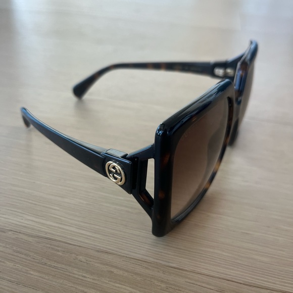 Gucci Tortoiseshell oversized Sunglasses - Picture 6 of 8